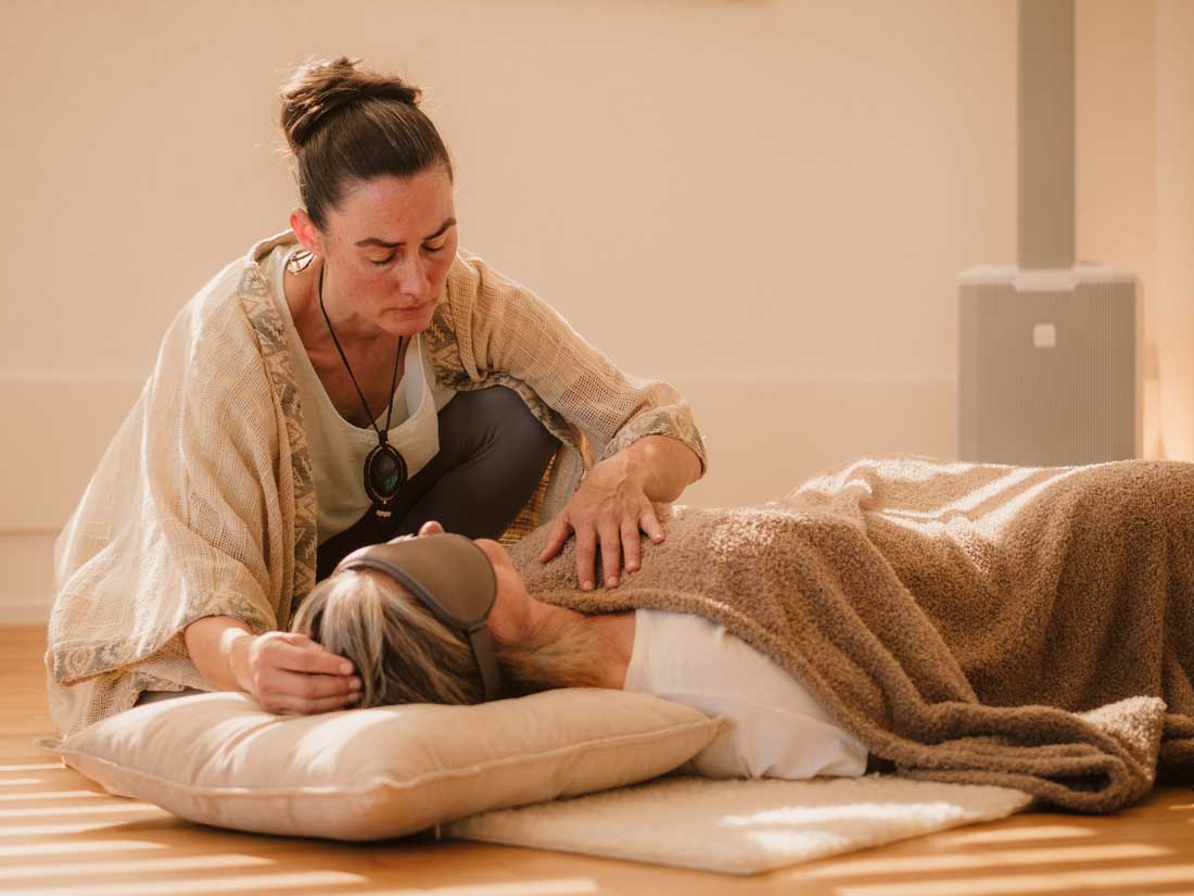 Zeigt eine Begleitung beim Emotional Release Breathwork